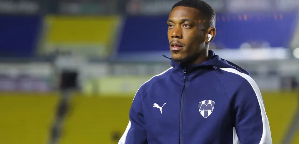 Jugador de Monterrey caminando en el estadio