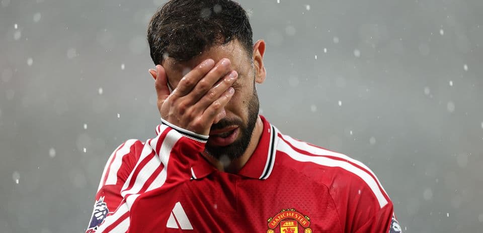 Jugador de Manchester United cubriéndose la cara con la mano