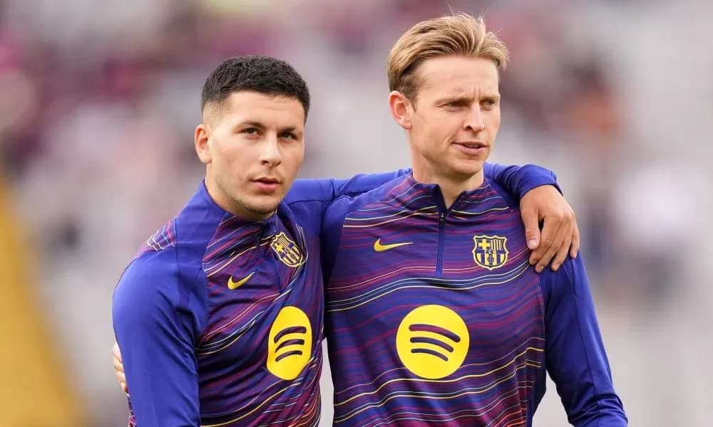 Dos jugadores de Barcelona posando juntos antes del partido