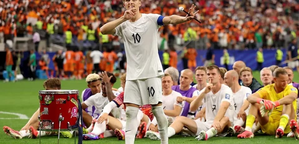 Jugador con camiseta blanca haciendo un gesto al público
