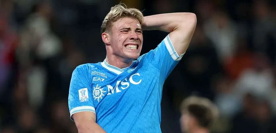 Jugador de Napoli con camiseta azul en acción