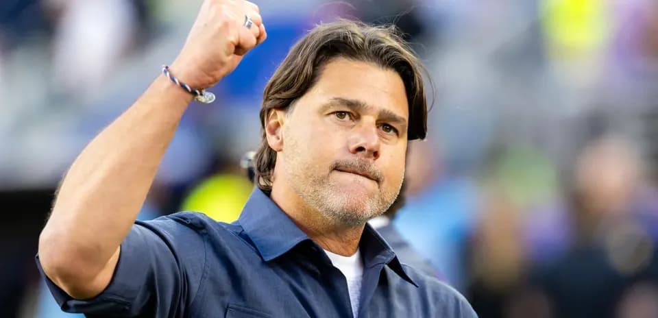 Entrenador levantando el puño en señal de victoria
