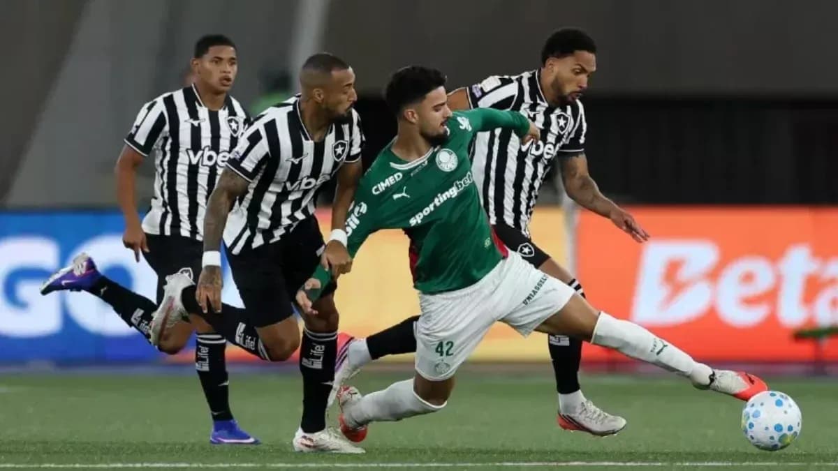 Jugadores de Botafogo y Palmeiras en acción
