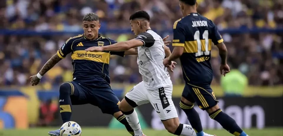 Jugador de Boca Juniors desafiando a Gimnasia