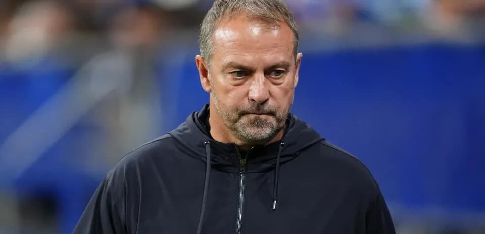 Entrenador observando el partido desde la banda