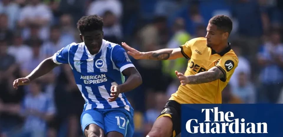 Jugador de Brighton intentando evadir a rival de Wolverhampton