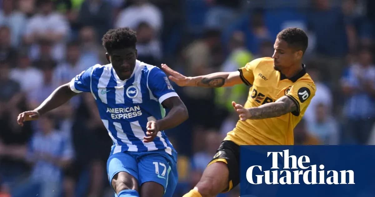 Jugador de Brighton intentando evadir a rival de Wolverhampton