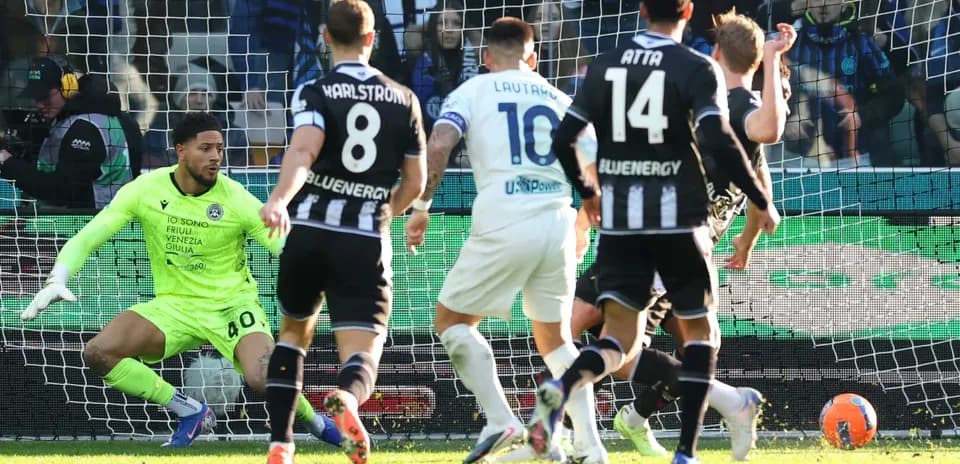 Lautaro Martínez disparando a puerta contra Udinese
