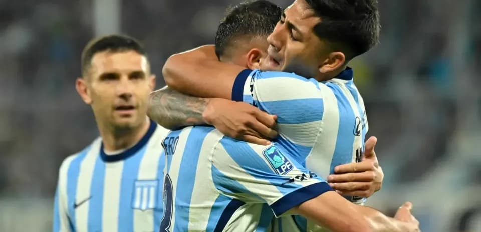 Jugadores de Racing celebrando un gol