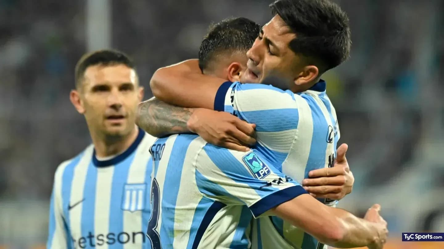 Jugadores de Racing celebrando un gol