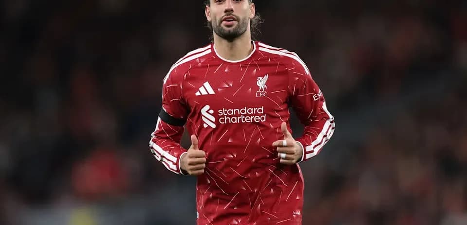 Jugador de Liverpool posando con camiseta roja