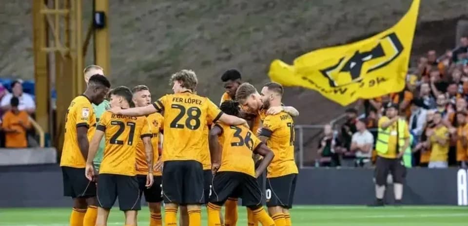 Jugadores de Wolves en círculo antes del partido