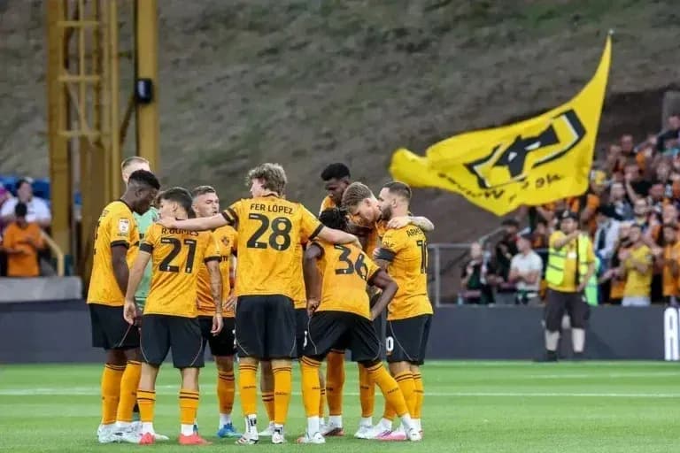 Jugadores de Wolves en círculo antes del partido