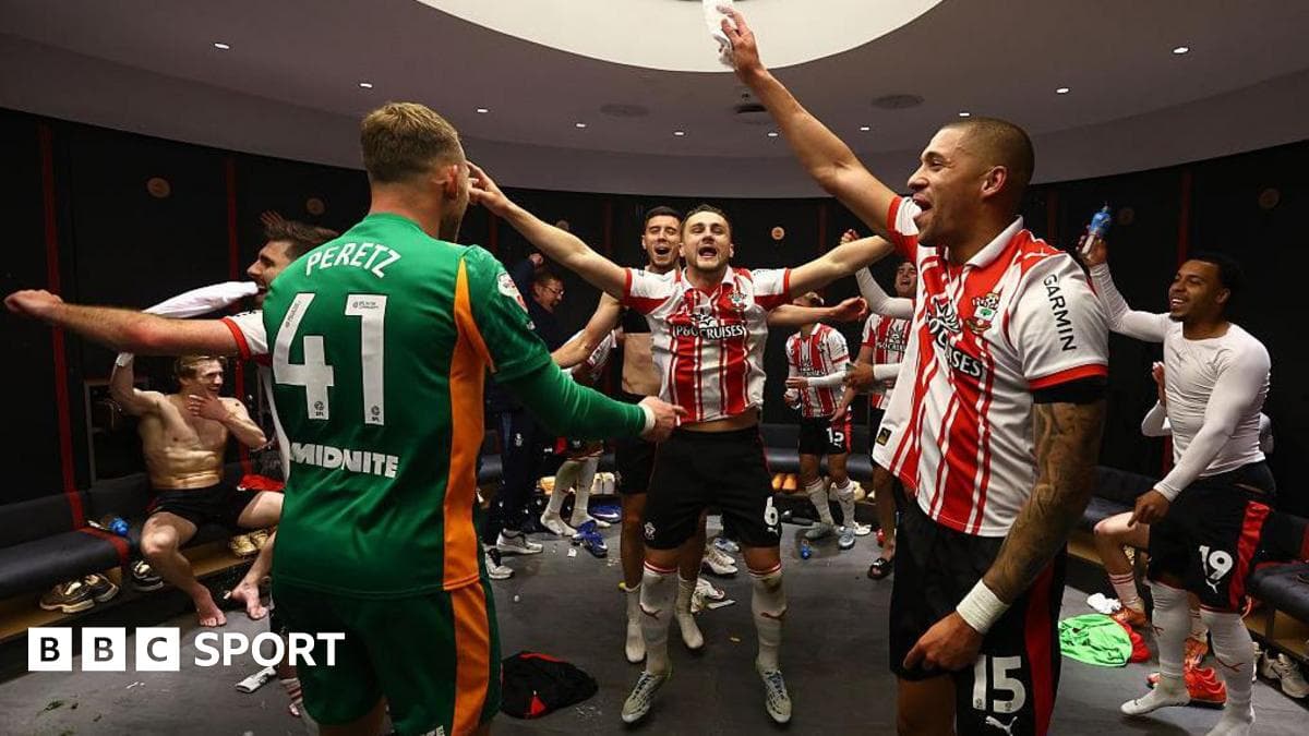 Jugadores celebrando en vestuario tras victoria