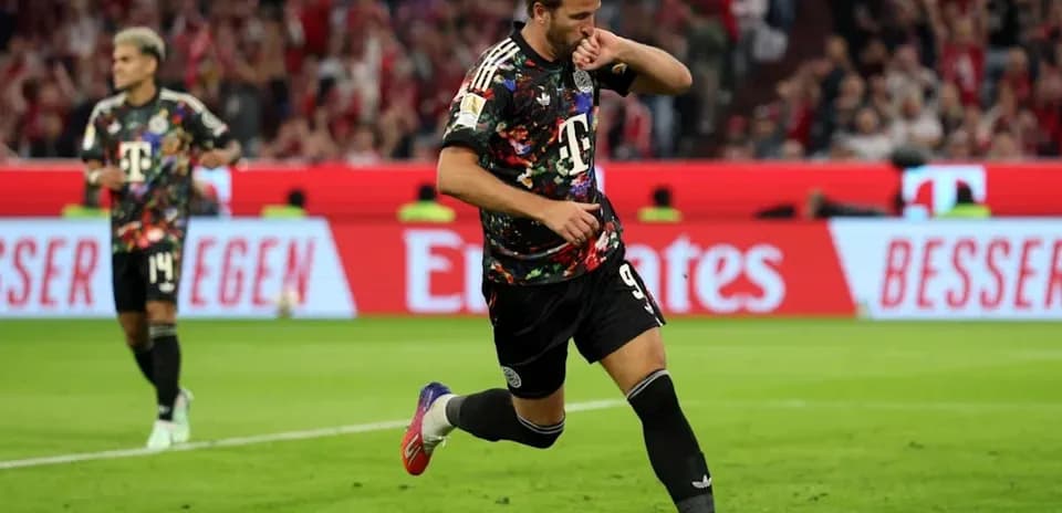 Jugador corriendo y celebrando en el campo de fútbol