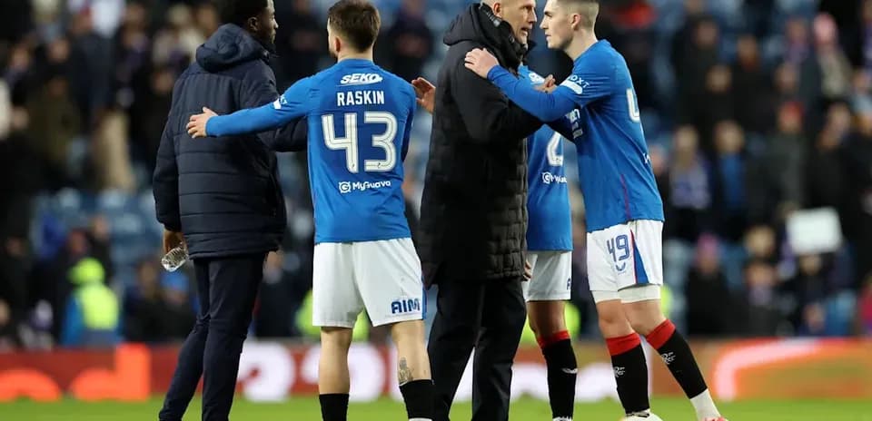 Jugadores de Rangers y entrenador tras el partido