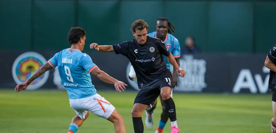 Jugador de Miami FC driblando en partido