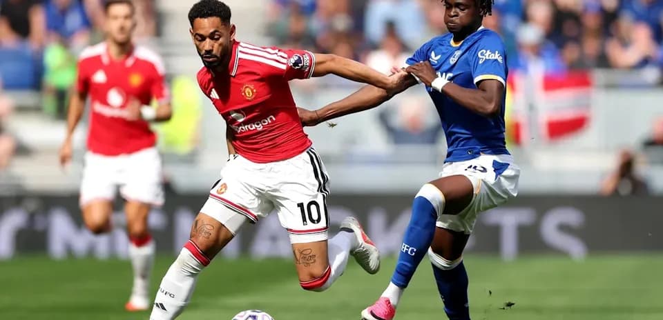Jugador de Manchester United driblando a rival de Everton