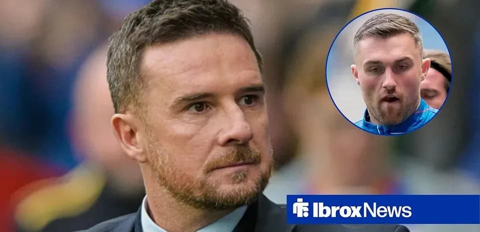 Entrenador observando partido con jugador destacado en círculo