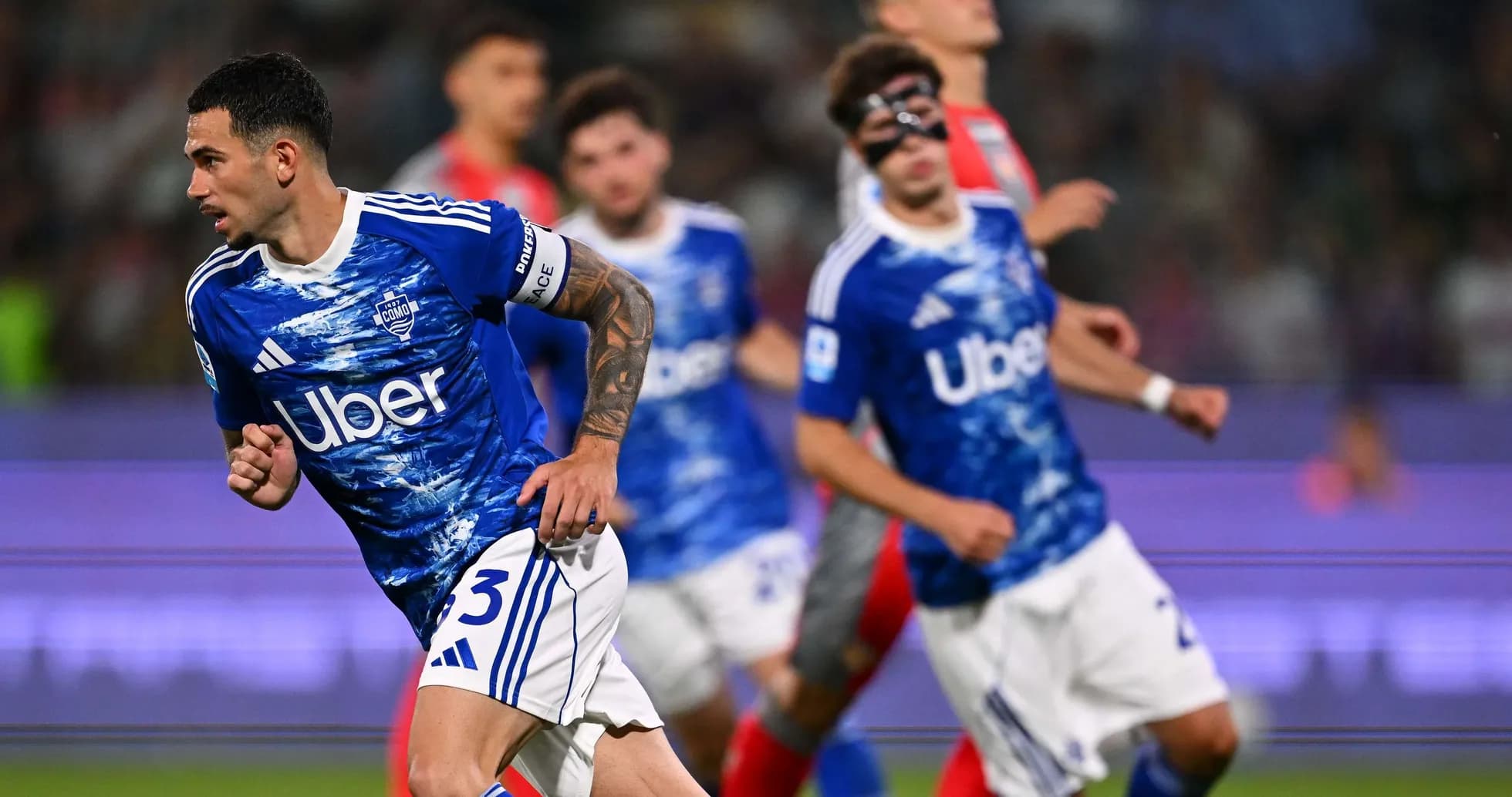 Jugador de Como corriendo en partido de fútbol