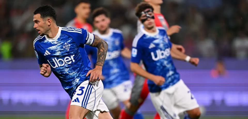 Jugador de Como corriendo en partido de fútbol