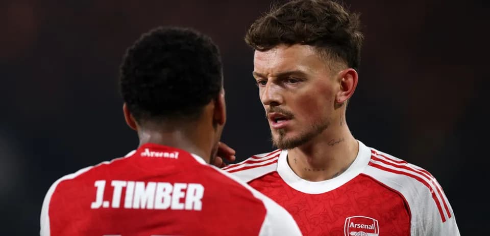 Jugadores de Arsenal conversando en el campo