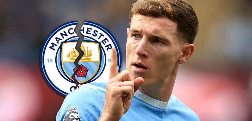 Jugador de Manchester City señalando durante partido