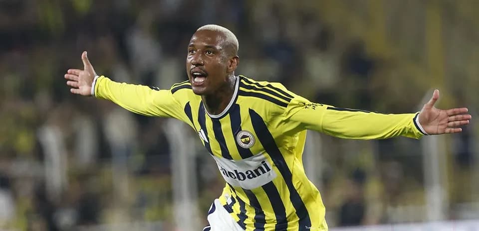 Jugador de Fenerbahçe celebrando un gol