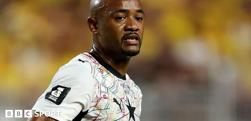 Jugador de fútbol en acción durante un partido