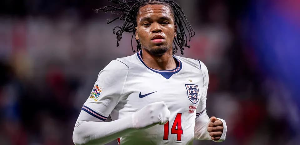Jugador de Inglaterra corriendo en partido de fútbol