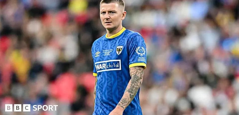 Jugador de Wimbledon en uniforme azul durante el partido