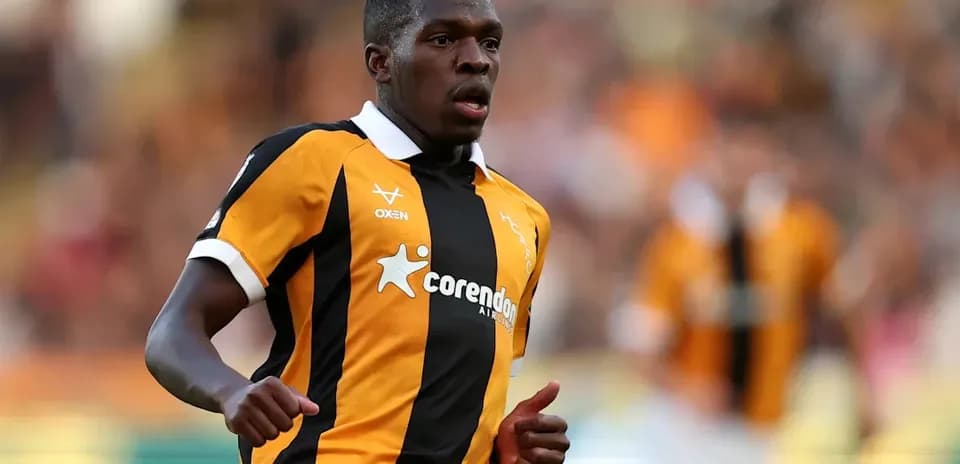 Jugador corriendo en uniforme de equipo naranja y negro