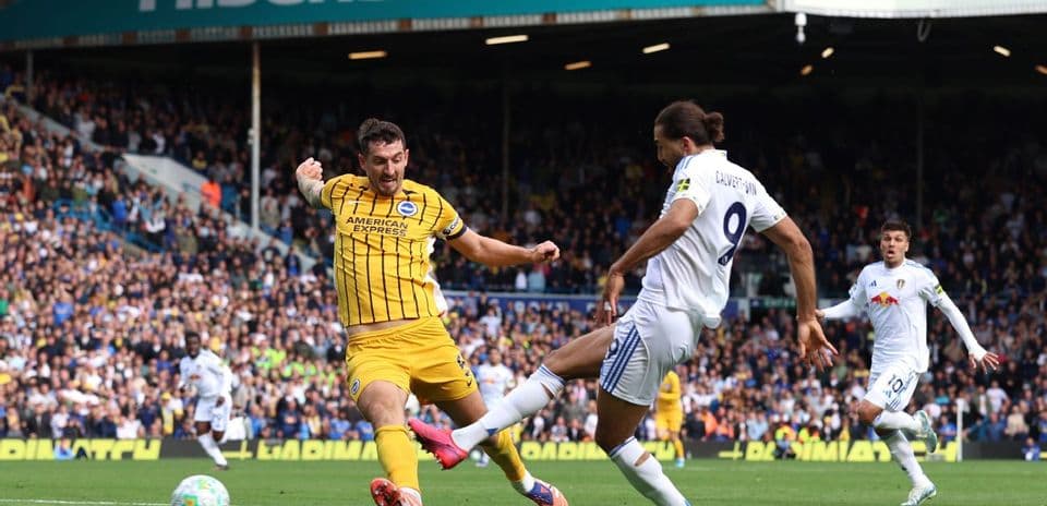 Jugador de Brighton desafía a un jugador de Leeds