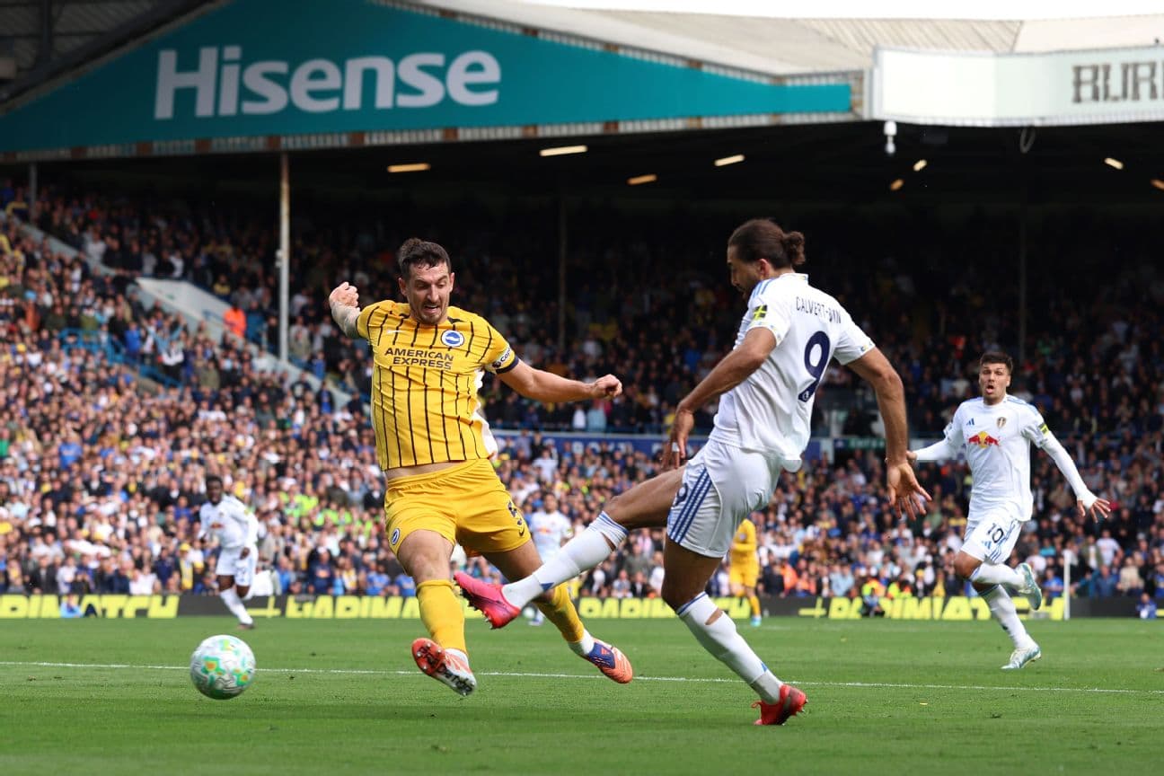 Jugador de Brighton desafía a un jugador de Leeds