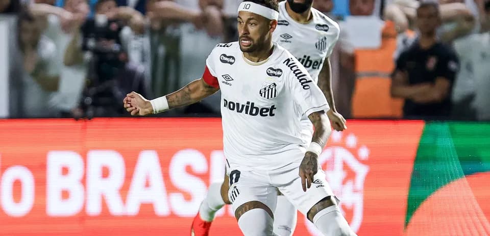 Neymar corriendo durante un partido con Santos