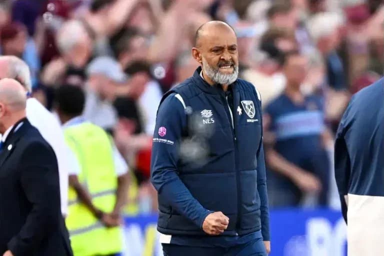 Entrenador celebrando durante un partido de fútbol