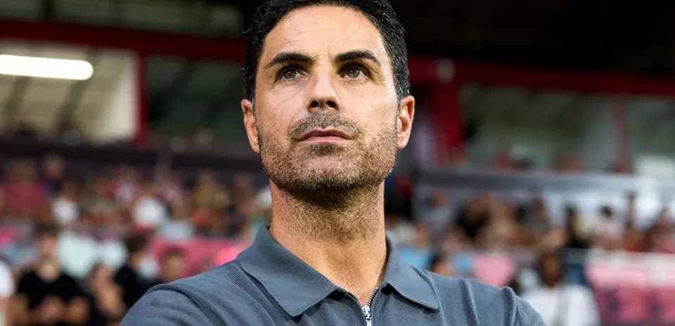 Entrenador observando el partido desde la línea de banda