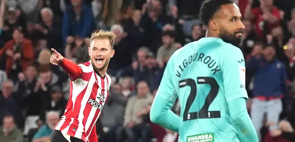 Jugador señalando tras anotar un gol en el partido