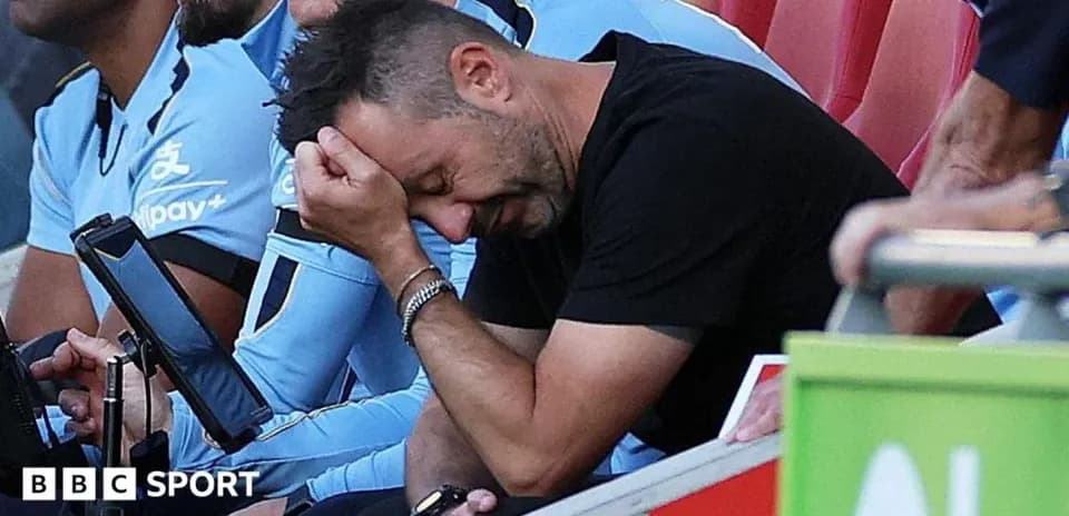 Entrenador preocupado en el banquillo durante el partido
