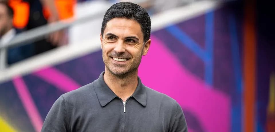 Entrenador sonriendo en el estadio antes del partido