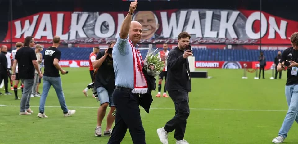 Entrenador saludando en el campo con flores