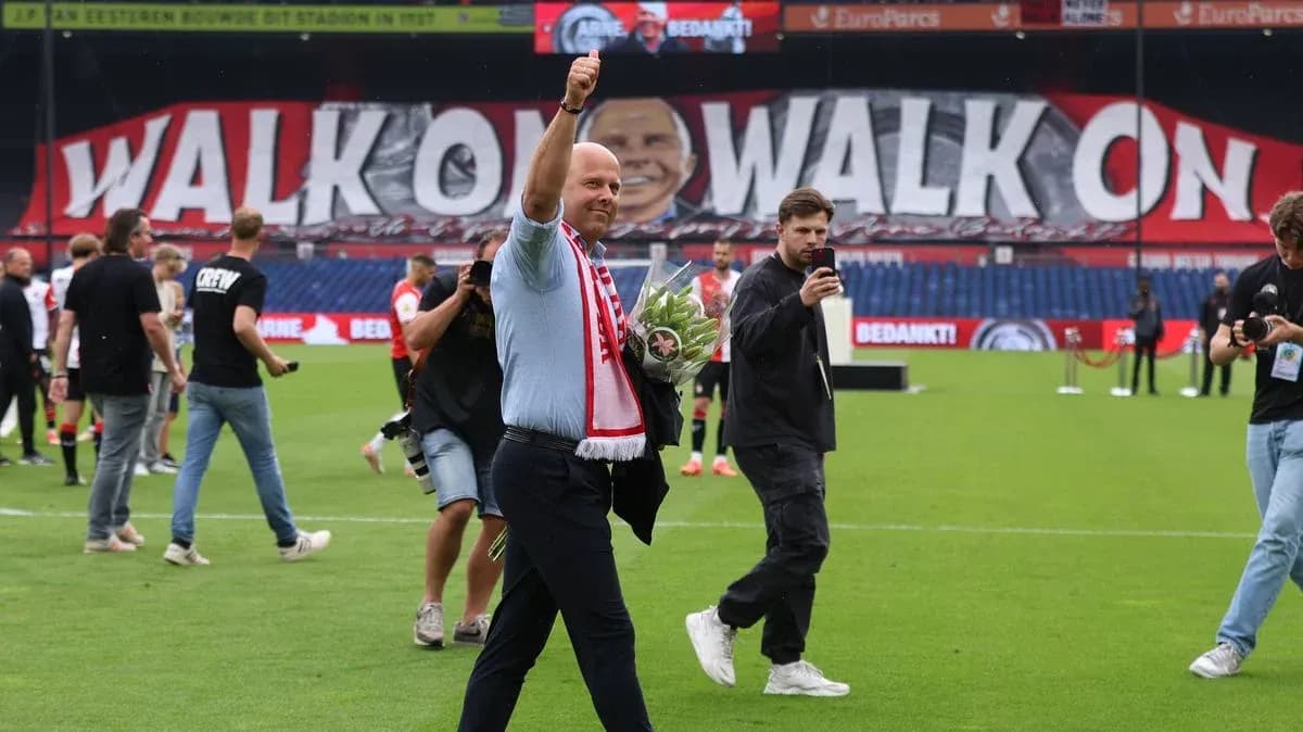 Entrenador saludando en el campo con flores