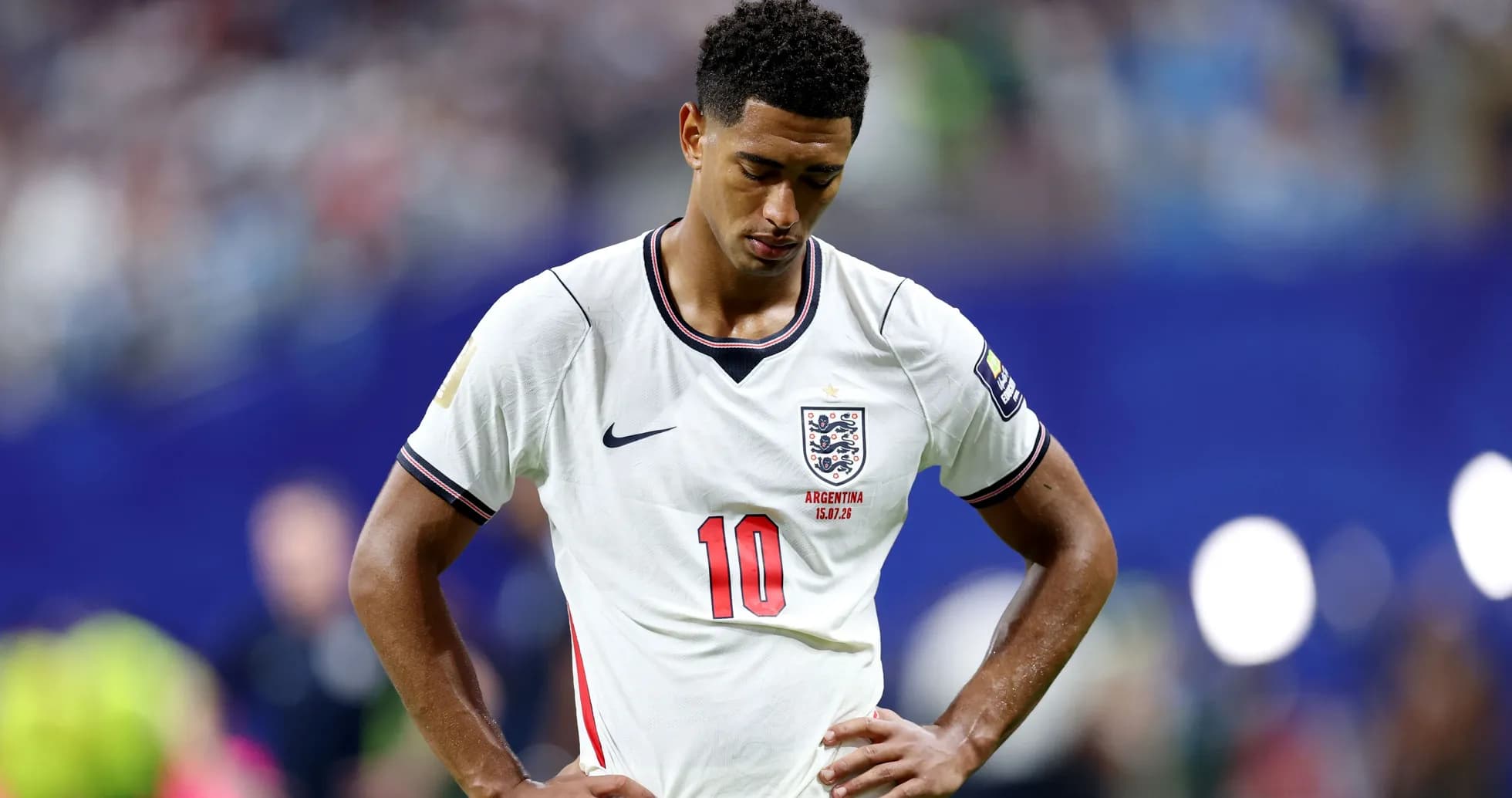 Jugador de Inglaterra con la cabeza agachada en el campo