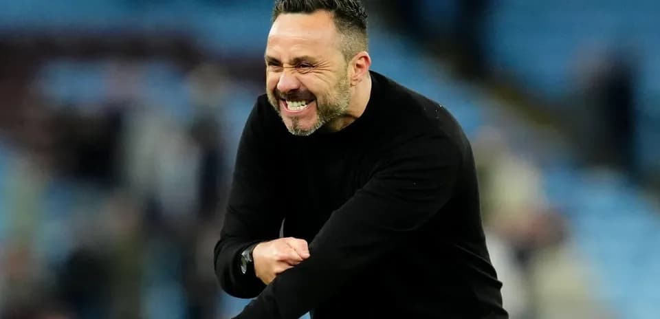 Entrenador animando a su equipo en el campo