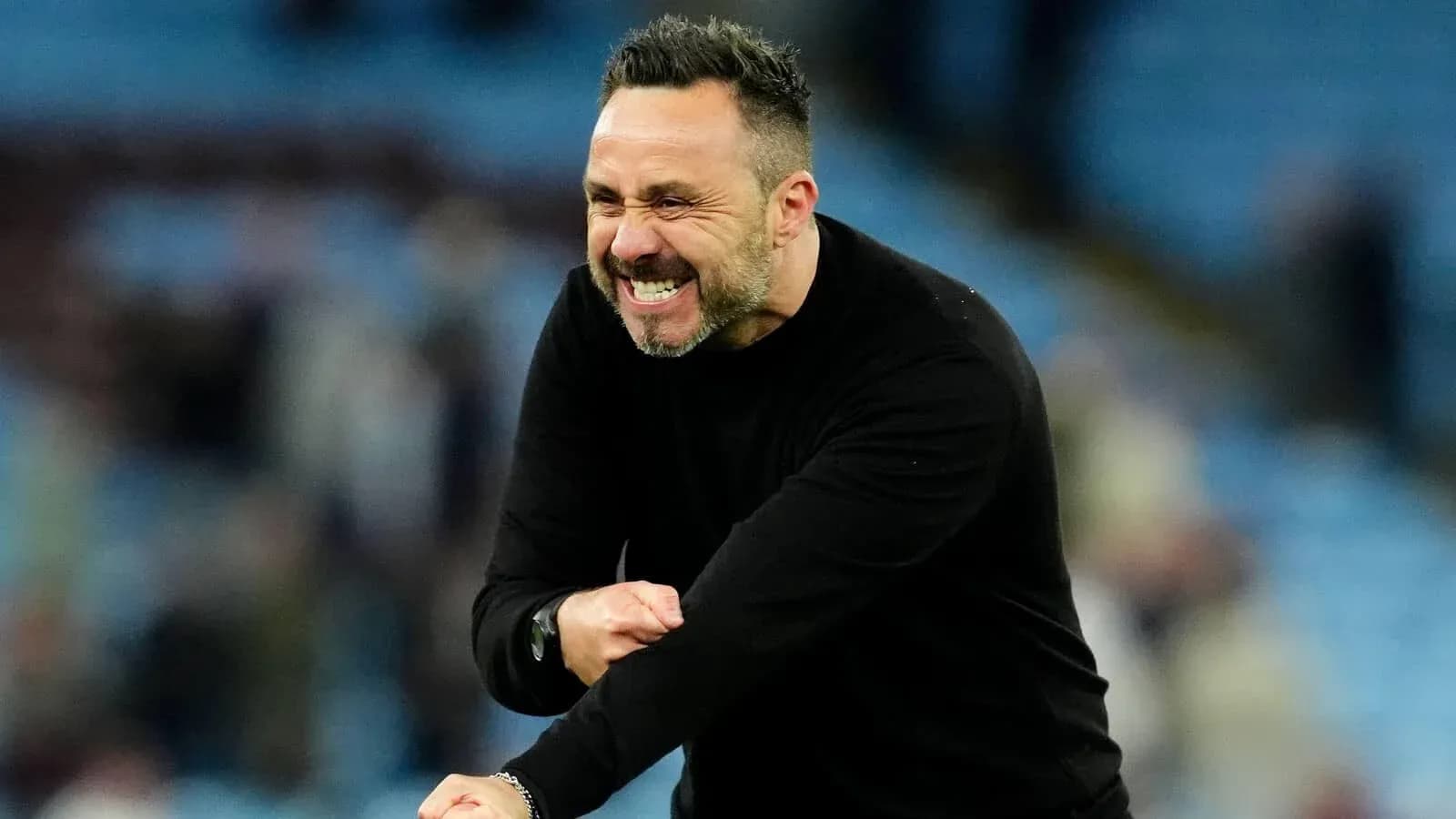 Entrenador animando a su equipo en el campo