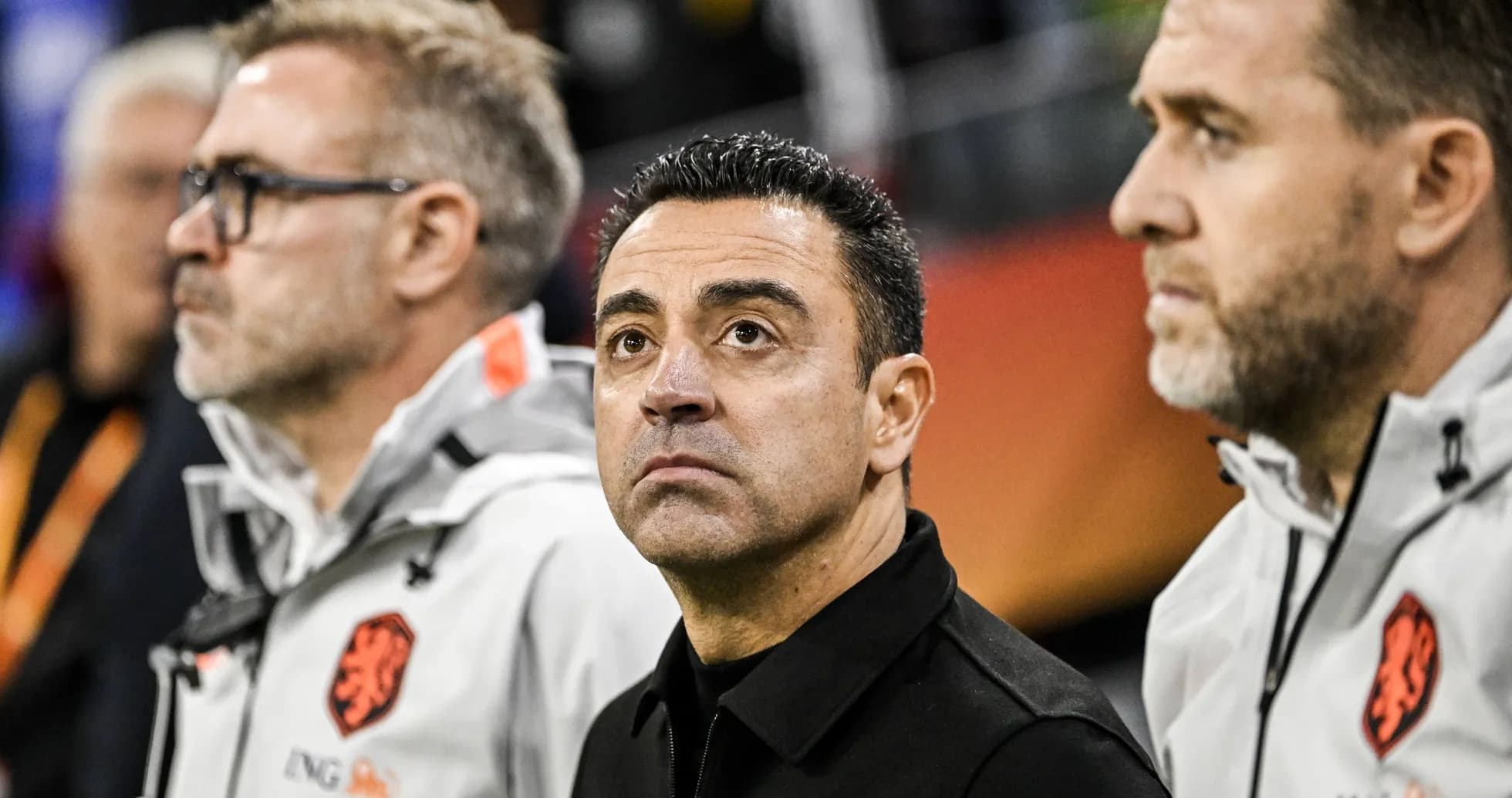 Entrenadores observando el partido desde la línea lateral