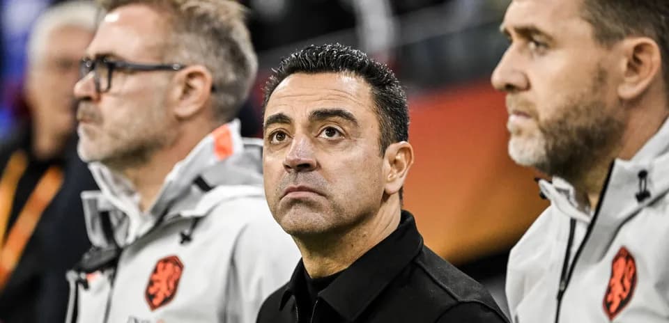 Entrenadores observando el partido desde la línea lateral