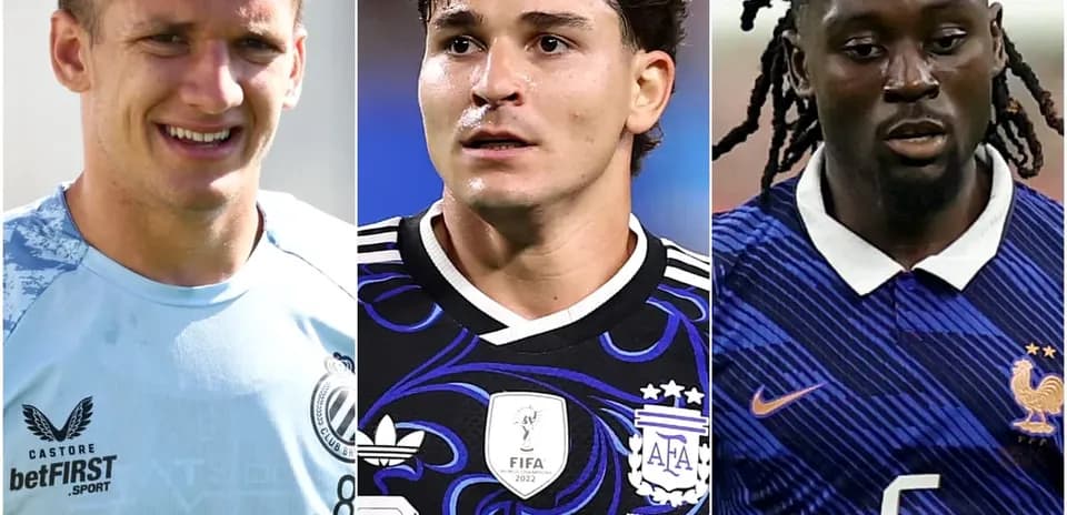 Tres futbolistas en diferentes camisetas durante un evento