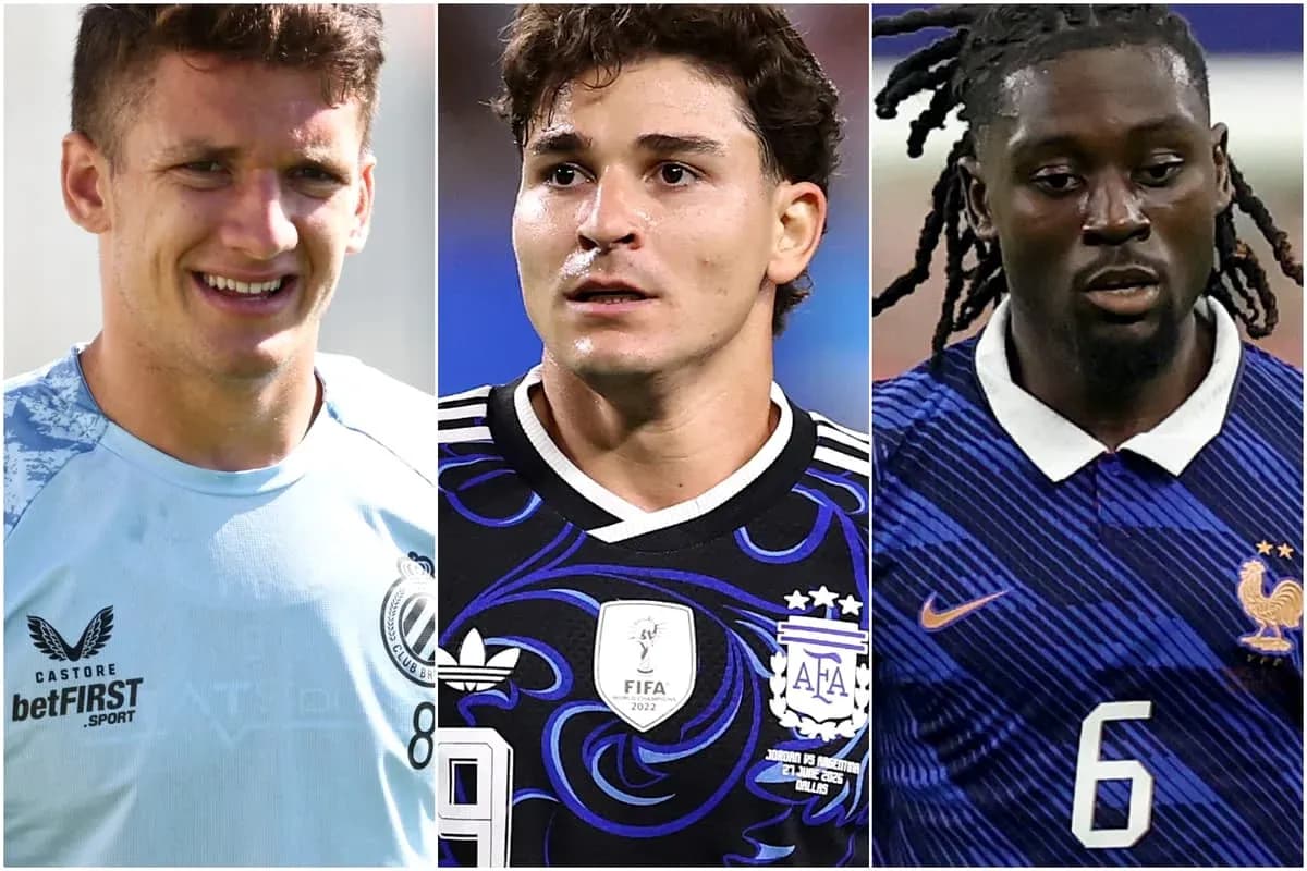 Tres futbolistas en diferentes camisetas durante un evento