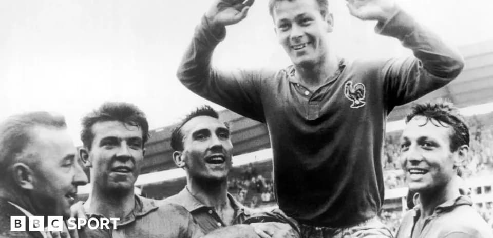 Jugadores franceses celebrando victoria con un compañero levantado